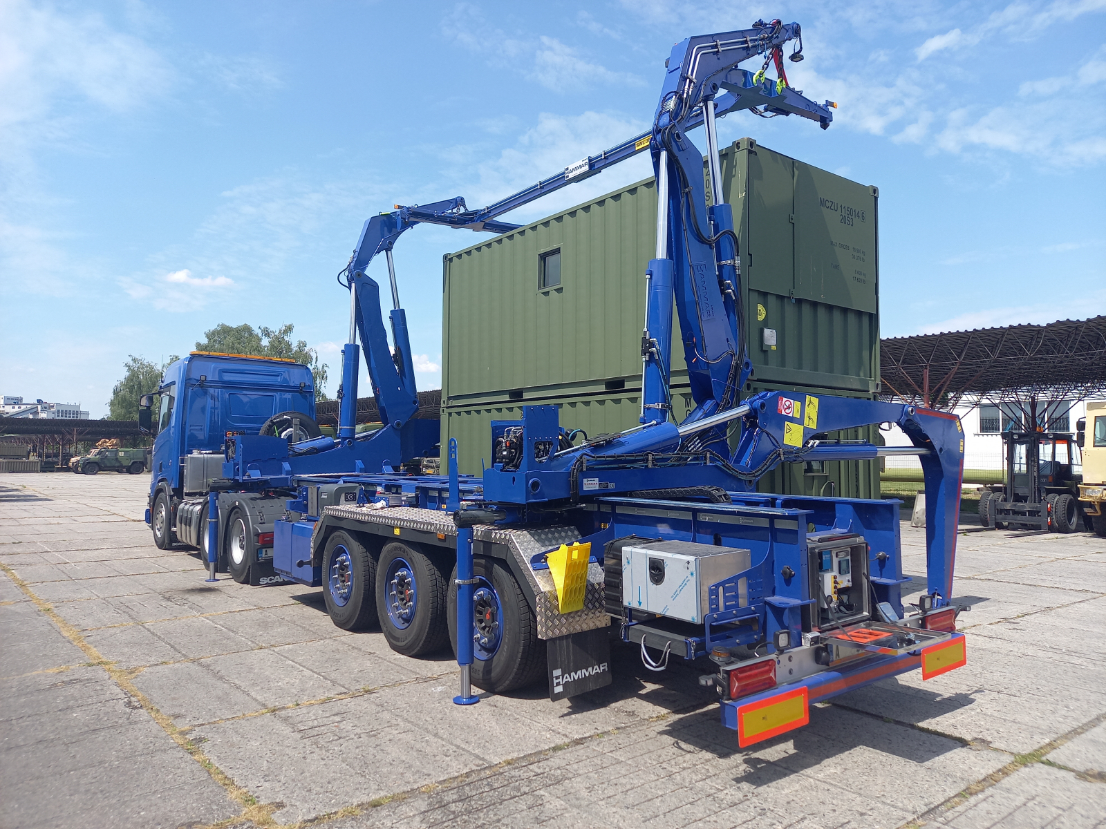 DELIVERY OF FOUR TRUCKS WITH HAMMAR 110 SIDELIFTERS FOR THE CZECH ARMY