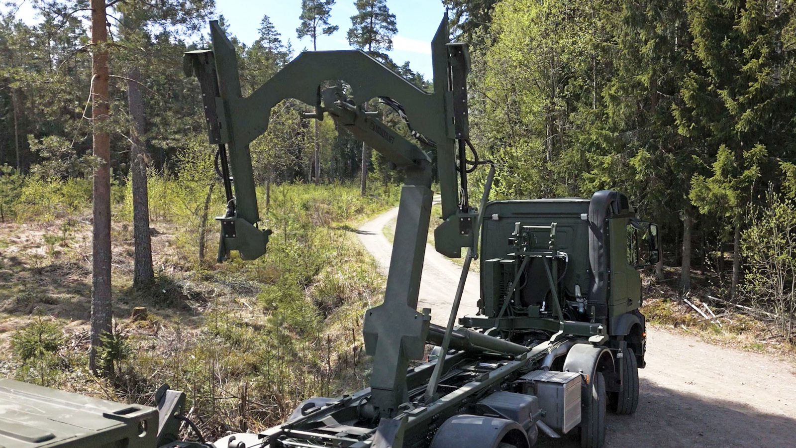 MULTILIFT TALON - an innovative and smart hooklift for the new generation of defense logistics