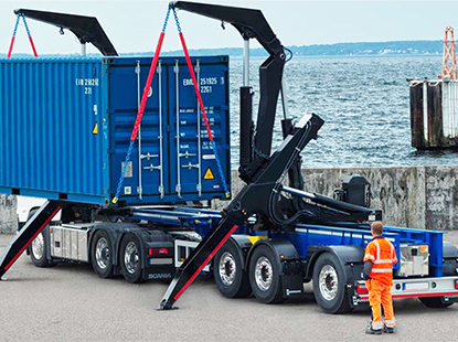 Trucks with side-lifters for the Army of the Czech Republic